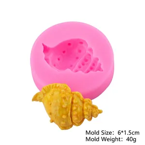 Roze siliconen vorm voor fondant en klei met 3D-schelp resultaat op witte achtergrond