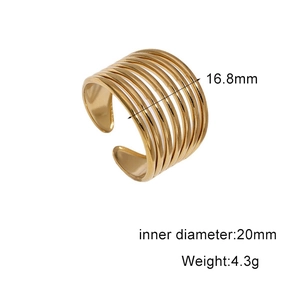 Détail de la bague multicouche dorée avec une largeur de 16,8 mm et un diamètre de 20 mm