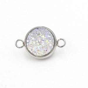 Macro-opname van zilverkleurige ronde glitterhanger met dubbele verbindingsringen