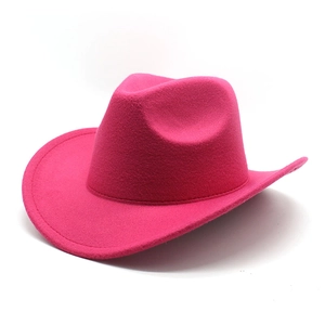 Dettaglio ravvicinato del cappello da cowboy rosa in feltro di lana con tesa larga classica
