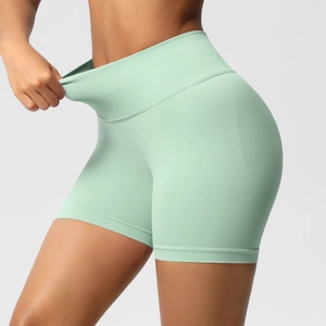 Gros plan du short de yoga sans couture vert menthe montrant une grande élasticité