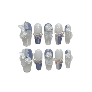 Faux ongles faits main avec nœud papillon aurora et fleurs 3D en bleu et blanc élégant