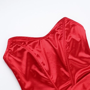 Dettaglio dell'abito in raso rosso con scollatura a V intrecciata e cuciture di qualità