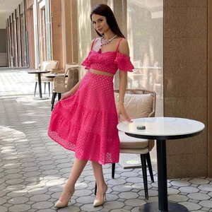 Détails des volants rose fuchsia et de la broderie anglaise sur cet ensemble deux pièces