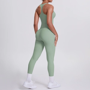 Vue latérale de l'ensemble de yoga sans couture vert sauge avec legging taille haute