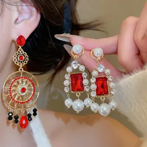 Boucles d'oreilles vintage style cour avec pendentif ajouré, perles et cristaux
