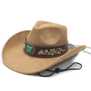 Détail d'un chapeau de cowboy en daim camel avec bande brodée et pierre turquoise