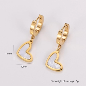 Detail view of 14mm heart earrings in gold and pearl white with weight specifications