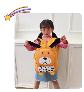 Vista detallada de una linda mochila naranja con diseño de perro de dibujos