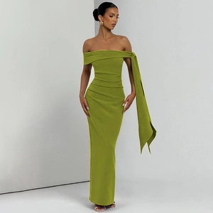 Robe longue verte élégante à épaules dénudées, coupe ajustée avec rubans latéraux