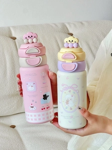 Détail de gobelets à paille en acier inoxydable 316 rose et blanc avec motifs mignons