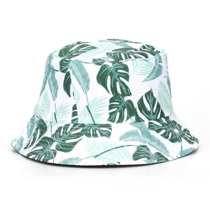 Détail de l'imprimé feuille de monstera tropical sur chapeau bob blanc avec coutures renforcées