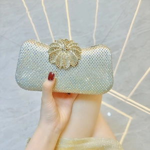 Detailansicht der glitzernden Strass-Abendtasche mit floralem Verschluss mit Diamanten