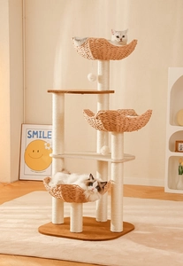 Mehrstöckiger Katzenkratzbaum aus Holz mit drei Weidenkörben, Sisalstämmen und zwei Katzen