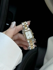 Nahaufnahme einer modischen Damen-Quadraturuhr mit zweifarbigem Gold-Silber-Metallarmband