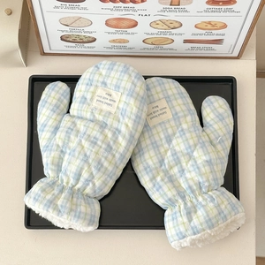 Détail de gants d'hiver matelassés à carreaux avec doublure en peau de mouton