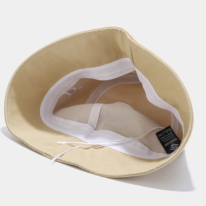 Détail intérieur d'un bob beige clair avec bandeau de sudation et cordon réglable