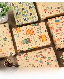 Rouleaux de papier cadeau d'anniversaire coloré en kraft épais sur fond de bois rustique