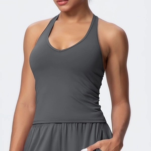 Dettaglio del top sportivo spazzolato con scollo a V, spalline incrociate e pantaloncini