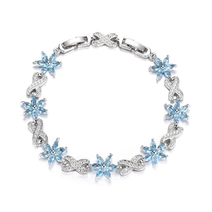 Elegante bracciale in argento con fiori di pietre preziose blu e brillanti accenti in zircone