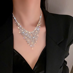 Détail macro d'un collier à franges argentées avec cristaux brillants sur un mannequin