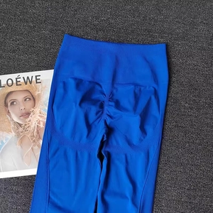 Détail du pantalon de yoga bleu roi à taille haute avec design scrunch butt et taille côtelée