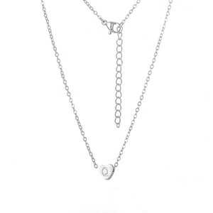 Détail du collier cœur argenté avec lettre Q gravée et fermoir mousqueton en acier inoxydable