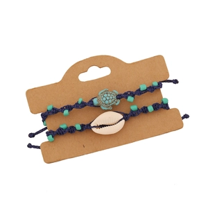Handgefertigtes Muschel- und Schildkröten-Armband-Set auf einer Display-Karte