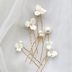 Set of 6 bridal hair pins with ceramic flowers and pearls in gold metal finish