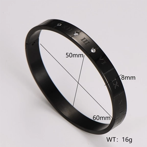 Detalle de brazalete negro de acero inoxidable de 8mm con números romanos y diamantes