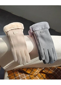 Detailansicht beige und graue Winterhandschuhe aus Wildleder mit Plüschpelz und Etikett