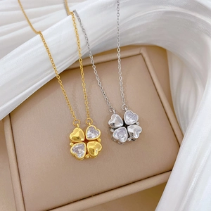 Eleganti collane a quadrifoglio in oro e argento con cristalli su tessuto di seta