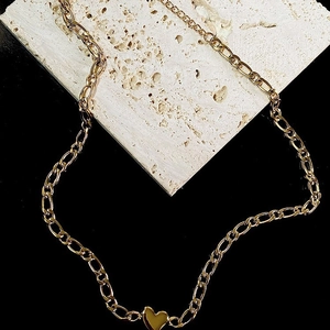 Collier Figaro en titane plaqué or 18K avec pendentif cœur minimaliste pour femmes