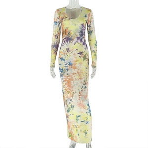 Détail d'une robe moulante avec imprimé artistique tie-dye vibrant et col rond