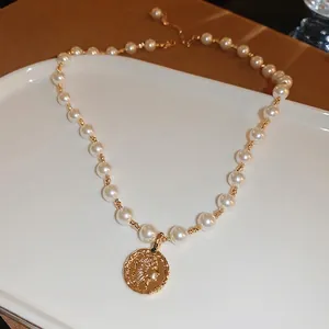 Französische Vintage Perlenkette mit Goldmünzenanhänger und grünem Edelsteinakzent