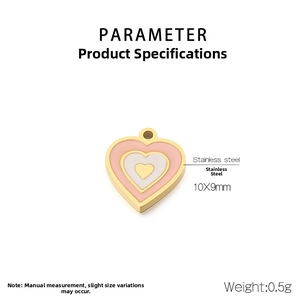 Détail macro du pendentif cœur en acier de 10x9mm avec émail rose et bordure dorée