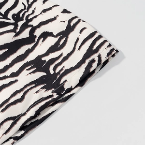 Nahaufnahme von Stoff mit Zebramuster, präzisen Nähten und hochwertiger Textiltextur