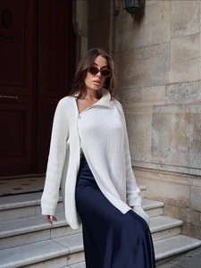 Weißer Grobstrickpullover mit Reißverschluss und marineblauem Satinrock im Streetstyle