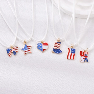 Halsketten-Set im US-Flaggen-Stil mit Schleife, Stern, Herz und USA-Anhängern an weißer Kordel