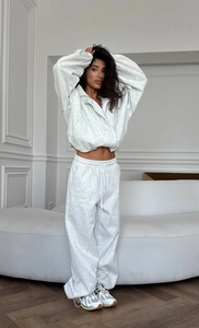 Détails du textile de l'ensemble deux pièces gris clair avec sweat à capuche et pantalon