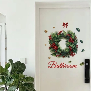Details von Weihnachts-Wandaufkleber mit Kranz und Beeren auf einer weißen Badezimmertür