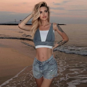 Top corto in denim patchwork da donna con pantaloncini sfrangiati abbinati per l'estate