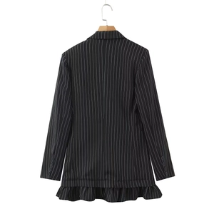 Vue arrière du blazer noir rayé à manches longues avec élégant ourlet à volants