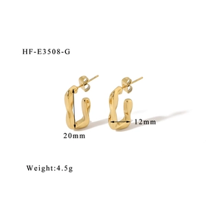 Detailed view of twisted 18K gold earrings with dimensions 20x12mm and 4.5g weight info