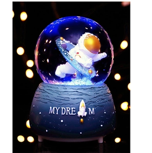 Dettaglio carillon a sfera di cristallo astronauta con glitter blu e base My Dream