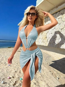 Détail du haut de bikini bleu clair métallisé avec anneau et jupe portefeuille assortie