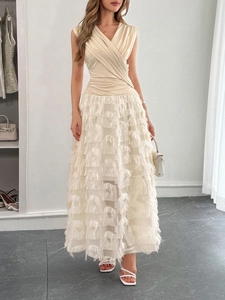 Robe portefeuille beige sans manches élégante avec jupe longue à franges plumes
