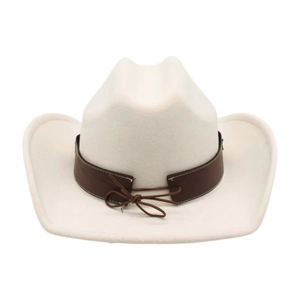 Détail d'un chapeau de cowboy en feutre blanc avec une bande en cuir marron foncé