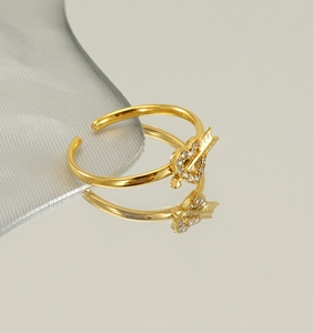 Detail of 18k gold adjustable heart and arrow ring with sparkling crystal inlay