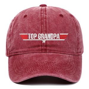 Dettaglio del ricamo bianco TOP GRANDPA sul berretto da baseball in cotone bordeaux